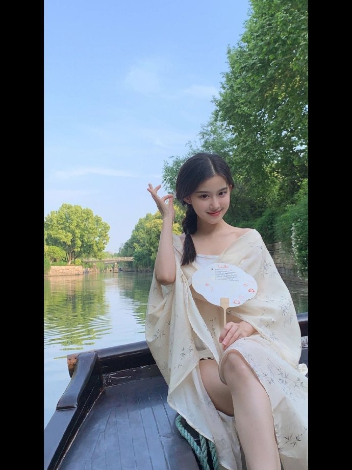 冉莹颖与邹市明：综艺《姐姐当家2》引发热议，女主播背后的辛酸与争议